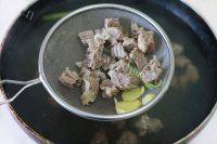 色泽光亮的咖喱牛肉饭做法图解3)