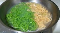 美味的彩色手擀面做法图解10)