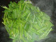 家常菜大蒜炒肉片做法图解3)