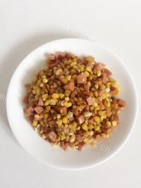家常菜玉米炒火腿肠做法图解9)