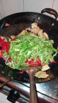 如此诱人的双椒炒肉做法图解8)