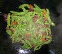 在家做的荷兰豆炒腊肠做法图解7)