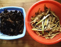 好喝的黄山烤笋炖鸡汤做法图解3)