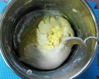 美味葡萄干甜面包做法图解3)
