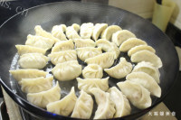 美味的酸笋辣条饺子做法图解7)
