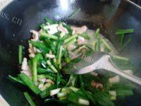 家常菜蒜苗炒肉做法图解9)