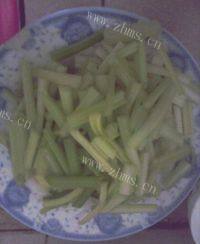 香香的西芹炒肉做法图解4)