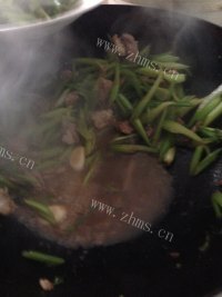 美味的肉片炒香芹做法图解10)
