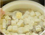 家常菜咸肉豆腐汤做法图解9)