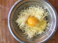 美味的土豆丝饼做法图解4)