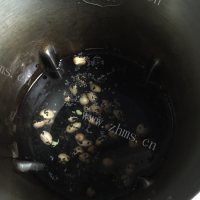 美味的芝麻黑豆浆做法图解3)