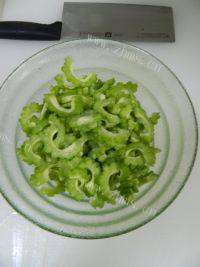 美味的芬达浸苦瓜做法图解3)