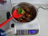 美味红焖带骨羊腿做法图解12)