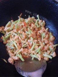 家常菜西红柿炒菜花做法图解4)