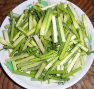 蒜苔炒肉丝做法图解2)