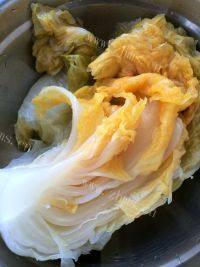 东北酸菜炖白肉做法图解1)