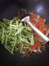 家常菜芹菜胡萝卜炒肉做法图解9)