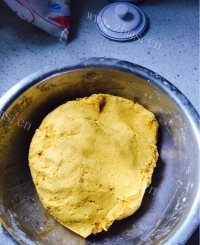 美味的炸南瓜饼做法图解4)