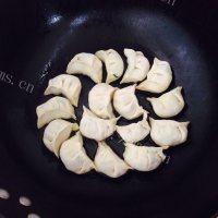特下饭的韭菜鸡蛋煎饺做法图解12)