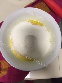 自制蓝莓蛋糕卷做法图解3)