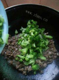 口味极佳的西兰花炒牛肉做法图解6)
