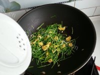 家常菜豌豆苗炒鸡蛋做法图解10)