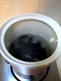 菜花木耳排骨汤做法图解7)