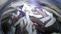 色泽不错的巧拌鱼香茄子做法图解3)