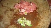 肉炒菜花做法图解2)