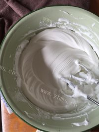 喷香的戚风蛋糕做法图解3)