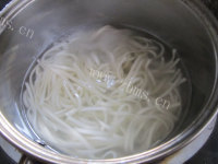 好吃的榨菜肉丝面做法图解4)
