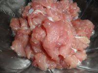 家常菜蒜薹木耳炒肉丝做法图解3)