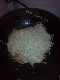 美味的胡萝卜鸡蛋炒面做法图解9)
