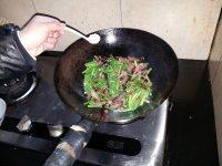 「家庭版」蒜苗炒腊肉做法图解3)