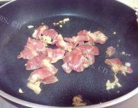 家常菜肉片炒黄瓜做法图解4)