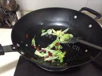 美味的茭白炒肉做法图解2)