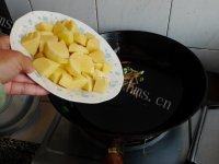 让人怀念的土豆红烧肉做法图解4)