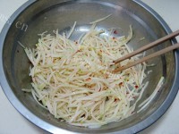 脆嫩可口的凉拌水果苤蓝做法图解6)