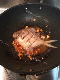 喷香的干烧鲳鱼做法图解6)
