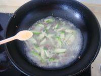 营养丰富的紫菜丝瓜瘦肉汤做法图解12)