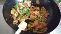 家常菜青椒土豆炒肉片做法图解9)