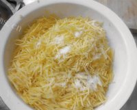 色泽鲜亮的土豆饼做法图解2)