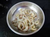色香味俱全的蘑菇炒虾仁做法图解6)