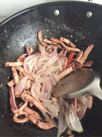 唇齿留香的炒鱿鱼做法图解8)