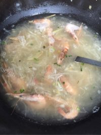 美味的鲜虾面做法图解4)