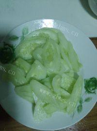 家常菜黄瓜炒腊肠做法图解2)