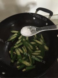 五味俱全的炒秋葵做法图解5)