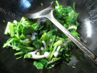 好吃的白玉菇炒芹菜做法图解4)
