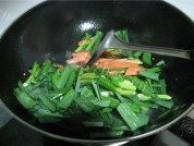 吸引人的腊肉炒蒜苗做法图解4)