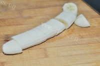 冰凉美味的香蕉杨梅冰淇淋做法图解2)